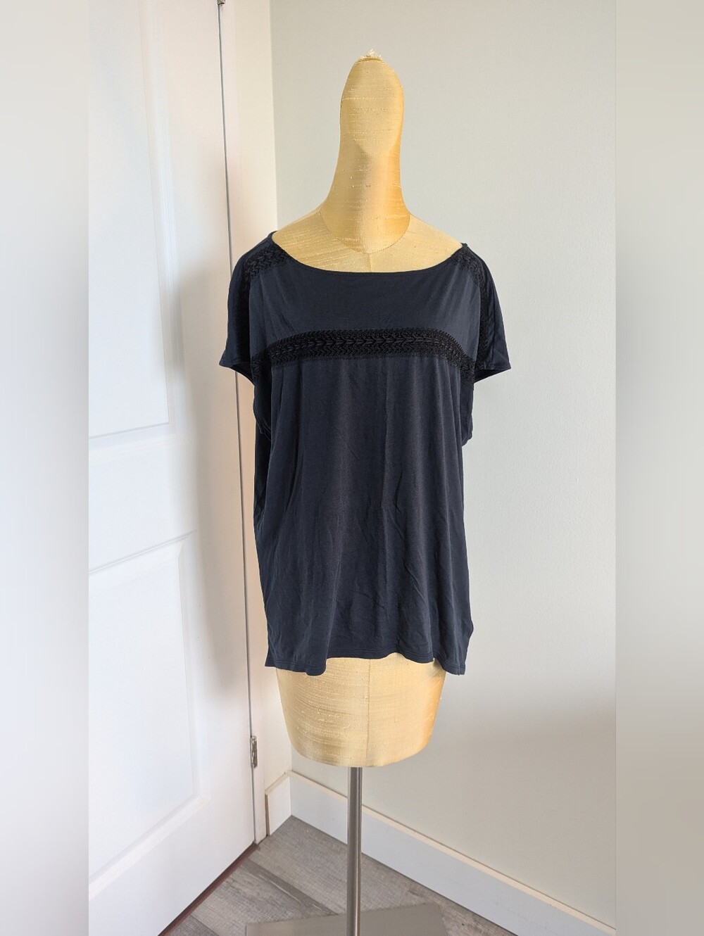 GAP Dark Navy Blue Short Sleeve Top with Crochet/Lace Inset Details Size M
